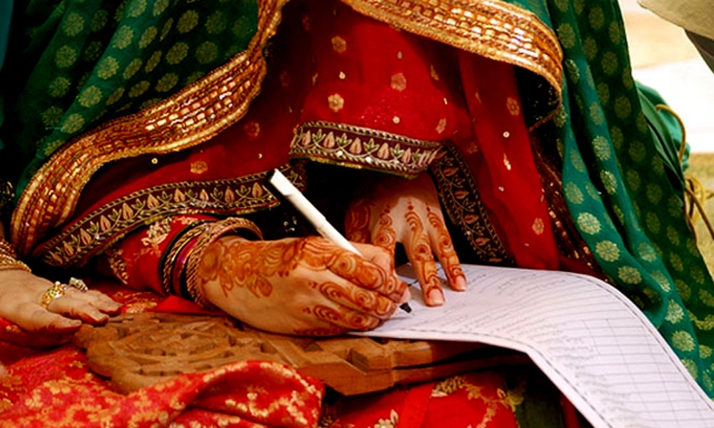 ইচ্ছার বিরুদ্ধে আয়োজন, বিয়ের আসরে বাবার গলায় মেয়ের ছুরি!