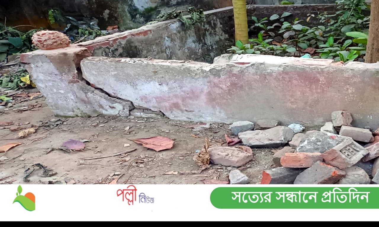 জমি দখল করতে না পেরে কবরস্থানের প্রাচীর ভাংচুর