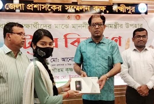 স্বাধীনতা দিবসে প্রধানমন্ত্রীর ট্যাব উপহার পেলো লক্ষ্মীপুরের শিক্ষার্থীরা