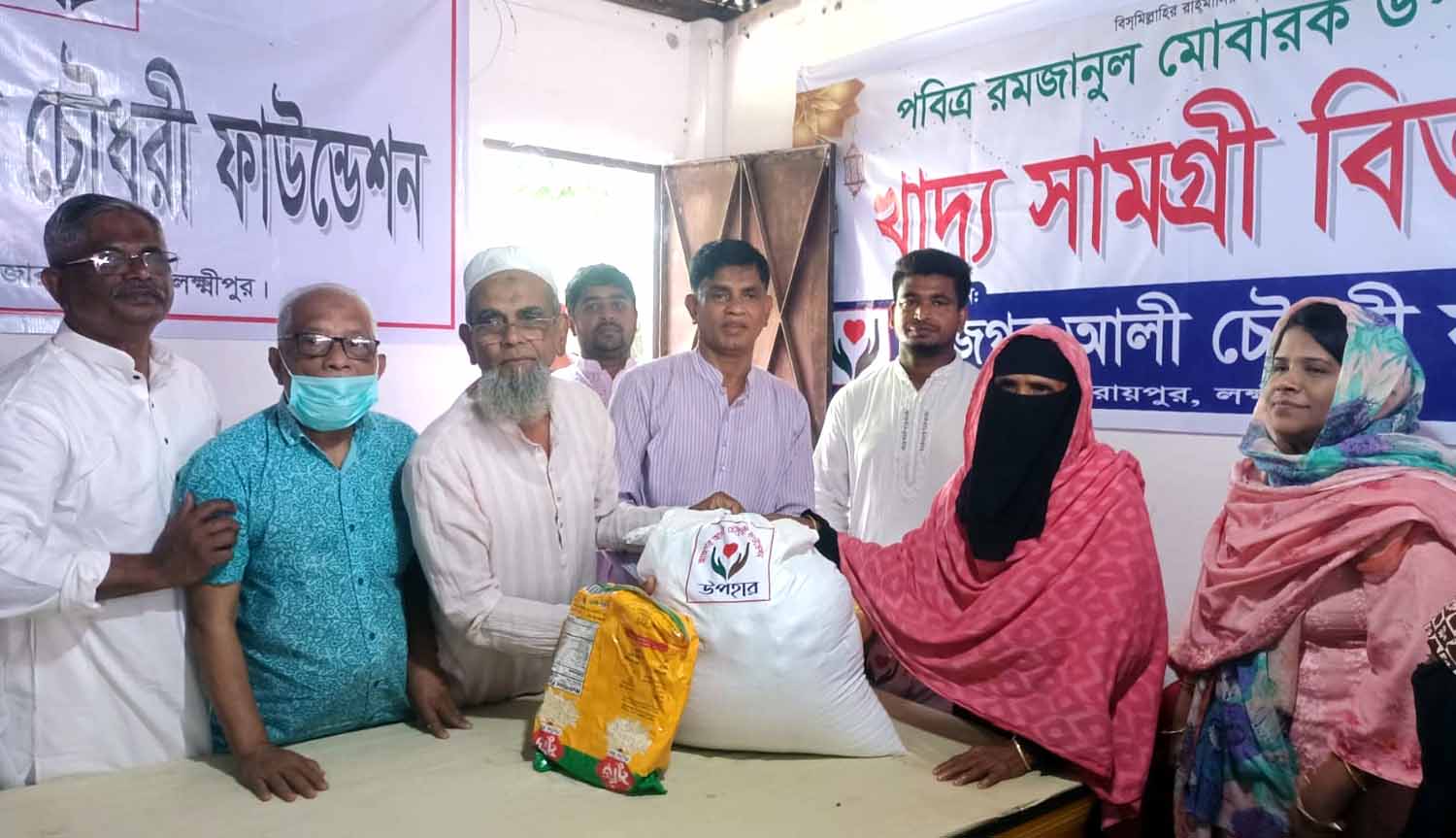 রায়পুরে খাদ্য সামগ্রী পেলেন ৩০০ পরিবার