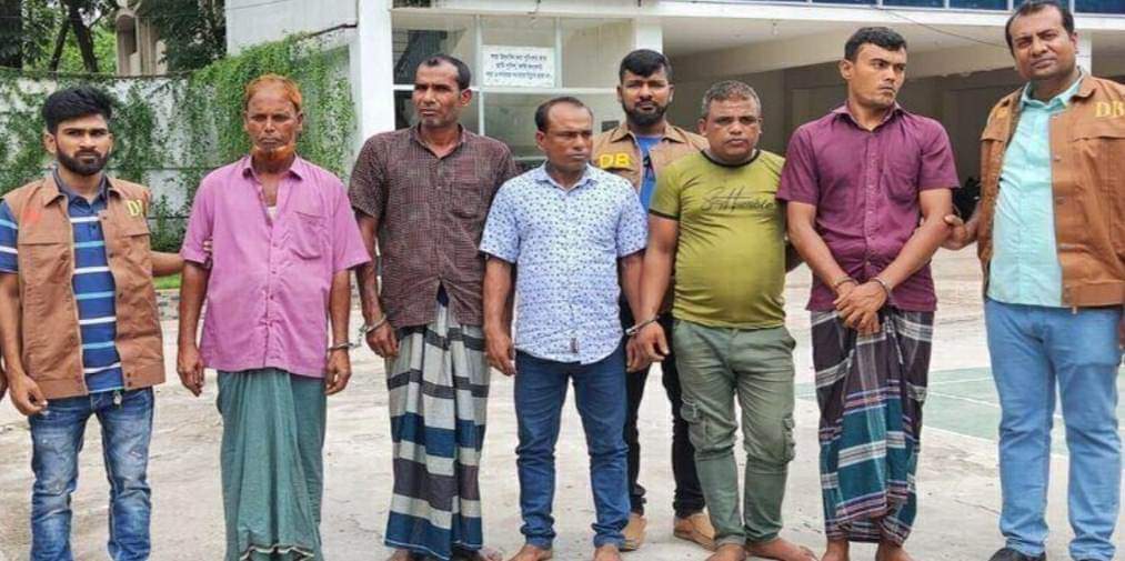নরসিংদীতে ৪টি গরুসহ আন্তঃজেলা ডাকাত চক্রের ৫ সদস্য আটক