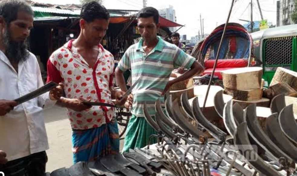 কোরবানিকে সামনে রেখে  ব্যস্ত সময় কাটছে কামারদের
