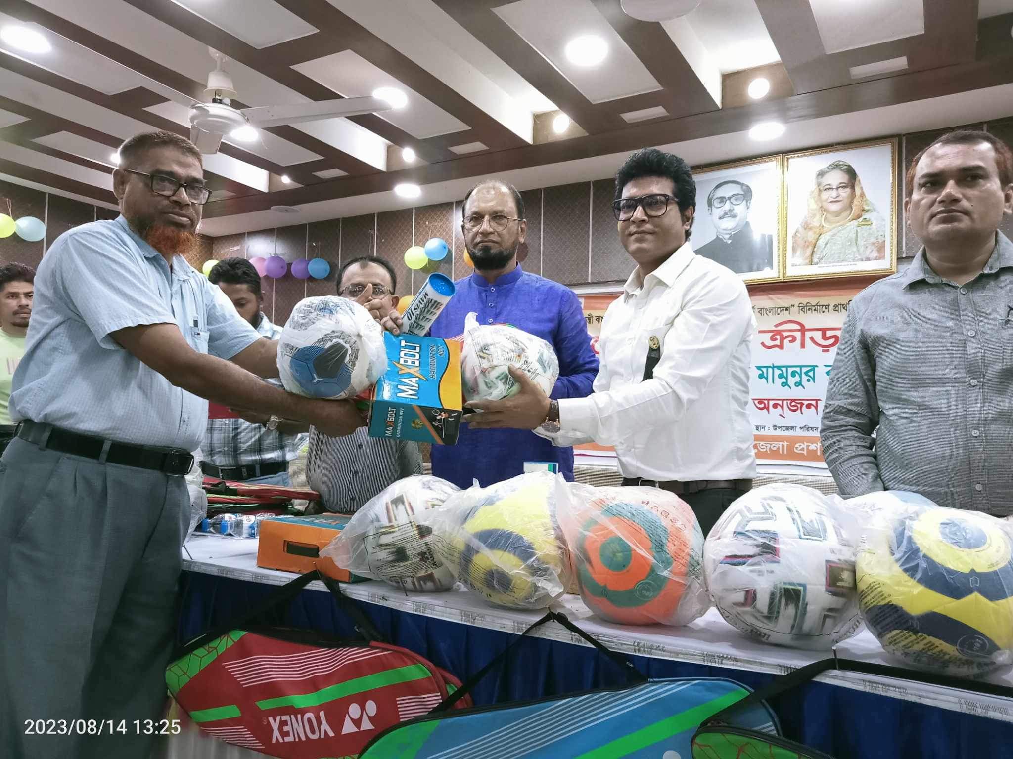 রায়পুরে গাছের চারা ও ক্রীড়া সামগ্রী বিতরণ
