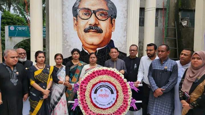 লক্ষ্মীপুরে বঙ্গবন্ধুর প্রতিকৃতিতে পুস্পস্তবক অপর্ণ