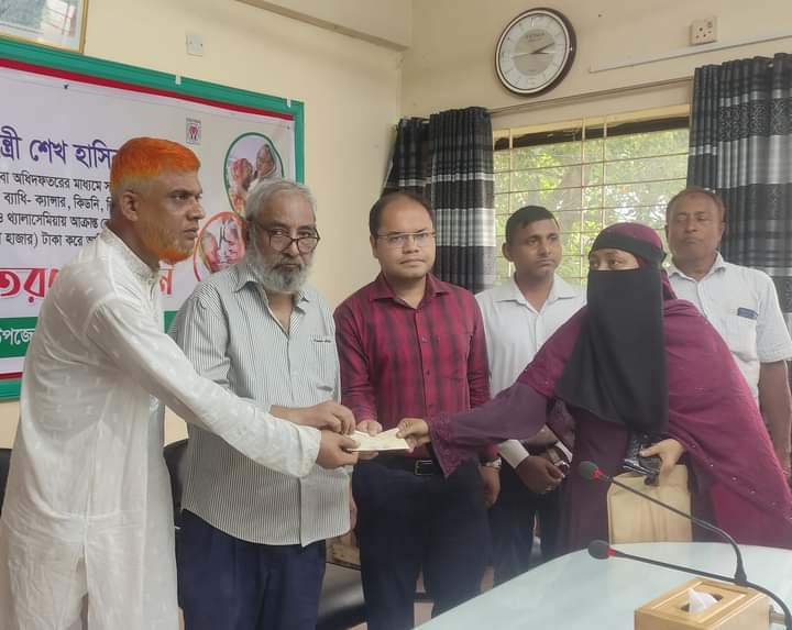 সেনবাগে চিকিৎসা সহায়তা দিলেন উপজেলা চেয়ারম্যান জাফর আহম্মদ
