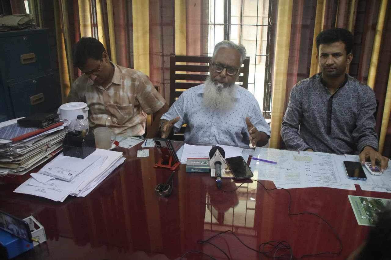 ছাত্রলীগ নেতা কর্তৃক ইবি কর্মকর্তা সমিতির সভাপতি লাঞ্ছিত