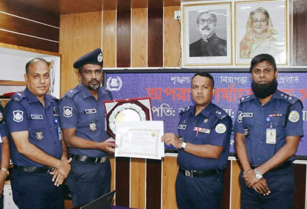 দ্বিতীয় বার ভোলার শ্রেষ্ঠ ওসি নির্বাচিত হলেন তজুমদ্দিন থানার মাকসুদুর রহমান মুরাদ