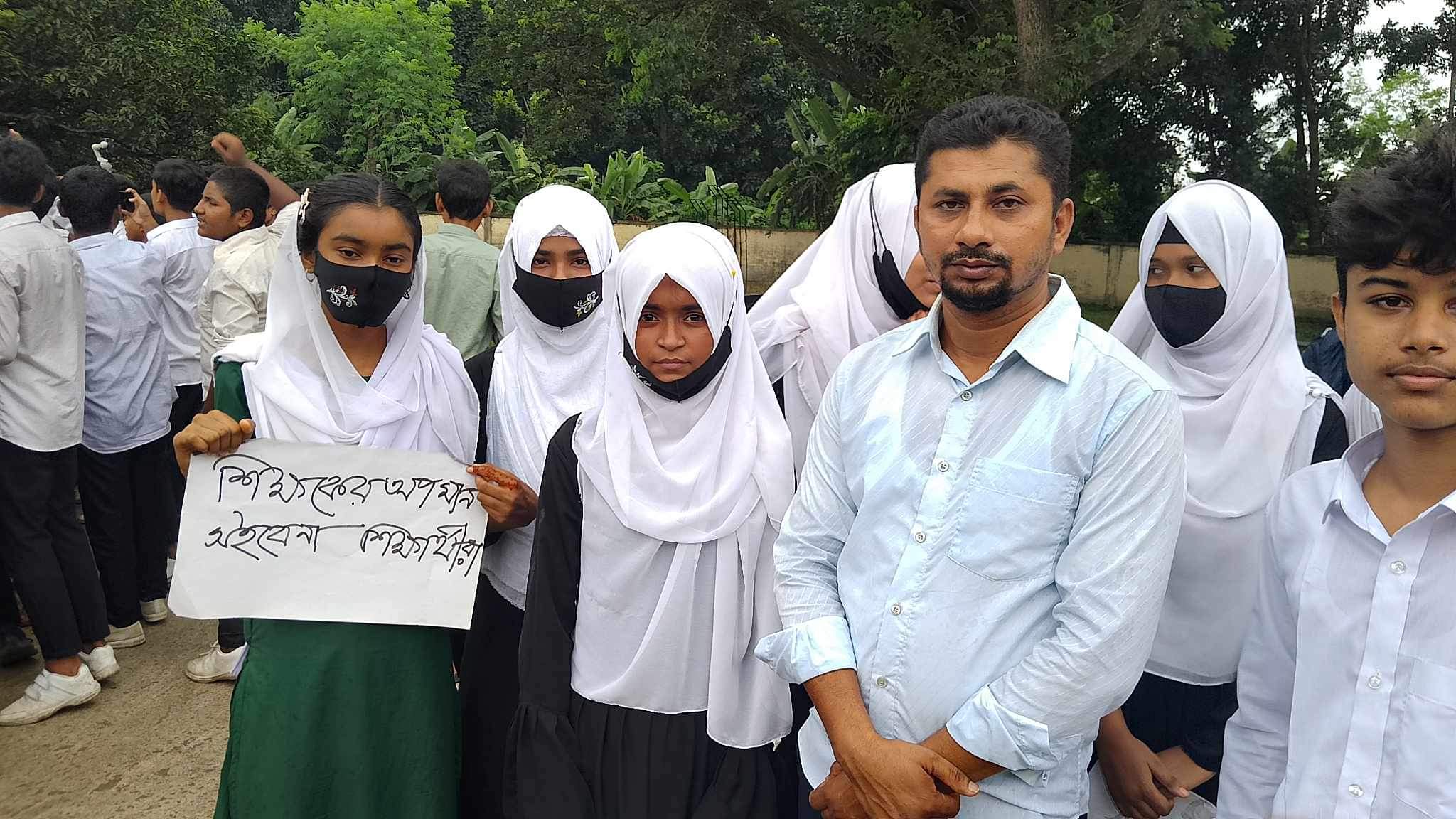 শিক্ষককে মারধর ও লাঞ্চিত করার প্রতিবাদে শিক্ষার্থীদের মানববন্ধন