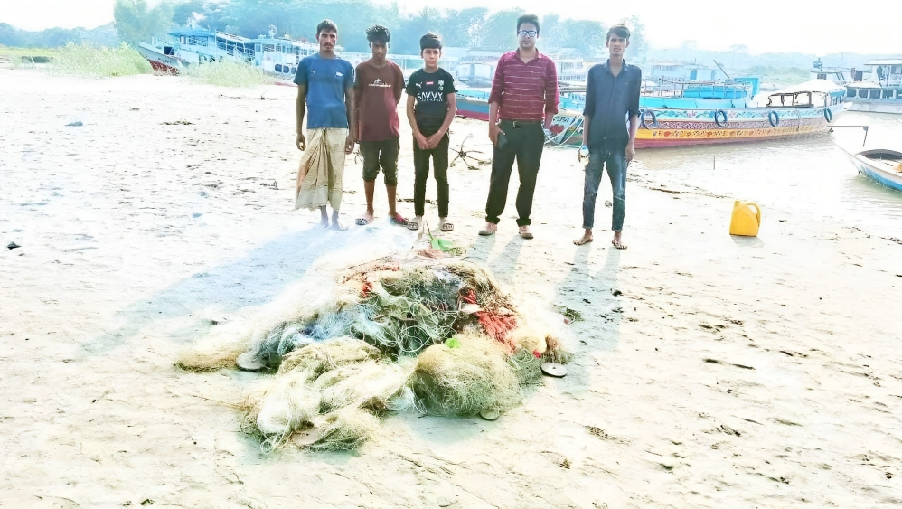 চরভদ্রাসনে পদ্মা নদী থেকে ৬০০০ মিটার কারেন্ট জাল জব্দ