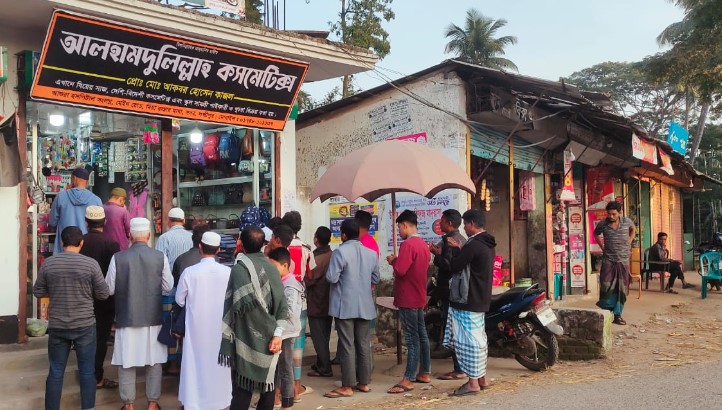 লক্ষ্মীপুর মিয়ারাস্তার মাথায় ‘আলহামদুলিল্লাহ’ কসমেটিক্সের উদ্বোধন সম্পন্ন