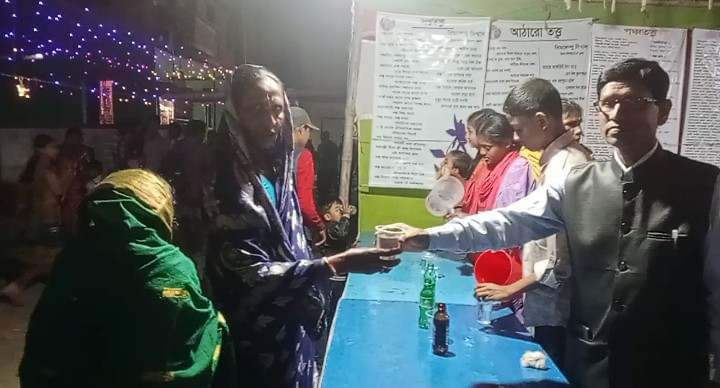 বাজুয়া খুটাখালী আর্য্যহরিসভায় ৫৬ প্রহরব্যাপী নামযজ্ঞে লাউডোব “বারিধারা সেবাসংঘ জলদান কার্যক্রম পরিচালনা করছে