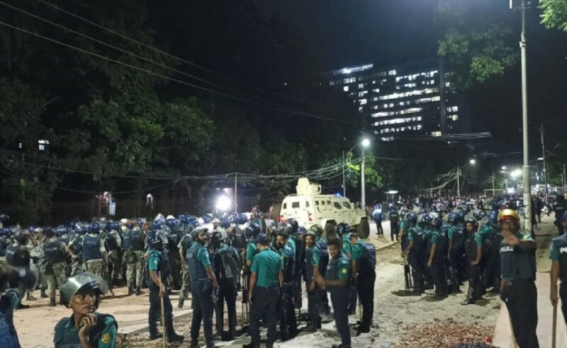 ঢাকা বিশ্ববিদ্যালয়ে রাতে ফের সংঘর্ষ, চলছে ধাওয়া-পাল্টা ধাওয়া