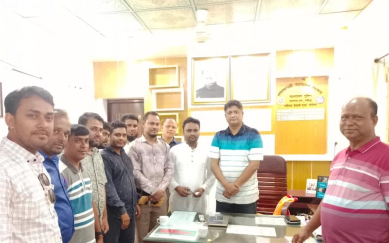 কমলনগর প্রেসক্লাবের নেতৃবৃন্দের সাথে নবাগত ওসির মতবিনিময়