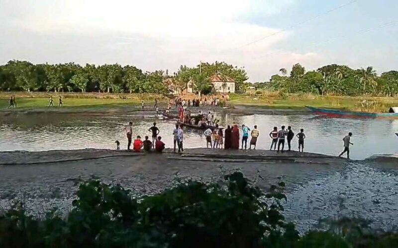 বাঁশের সাকো নির্মাণে ইউপি চেয়ারম্যানের গাফিলতি: চরম দুর্ভোগে জনসাধারণ