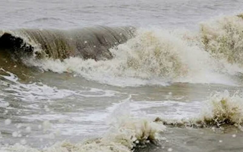 উপকূলে আঘাত হানতে পারে ঘূর্ণিঝড় ‘ডানা’