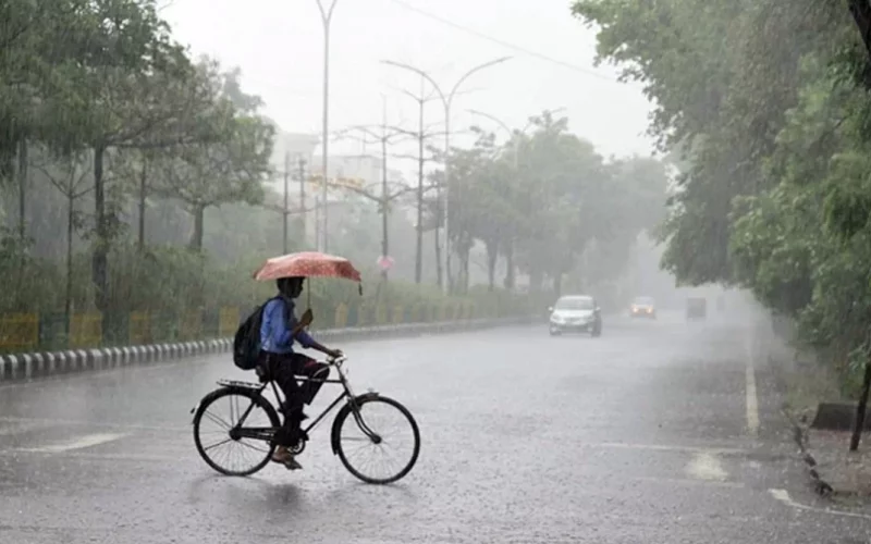 সব বিভাগেই বৃষ্টির আভাস, নদীবন্দরে ১ নম্বর সতর্ক সংকেত