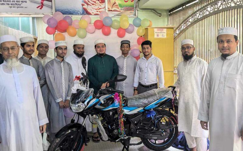শিক্ষকের বিদায়ে মোটরসাইকেল উপহার 