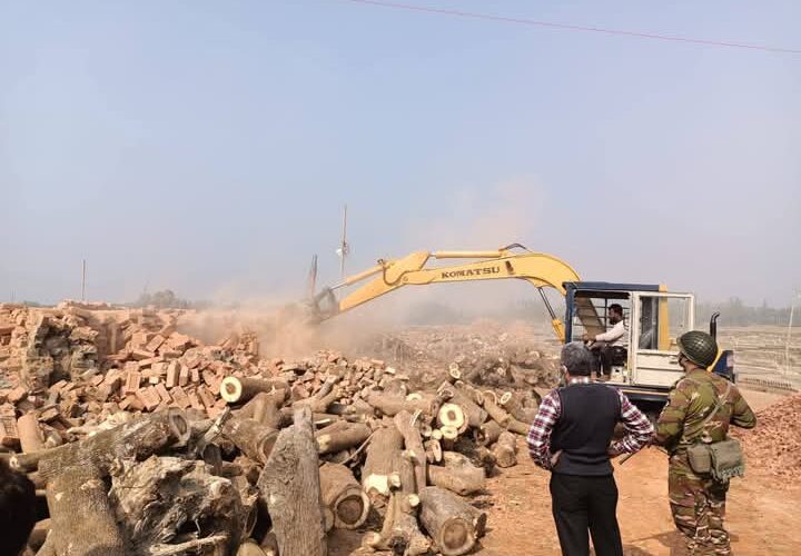 লক্ষ্মীপুরে অবৈধ ইটভাটায় কঠোর অভিযান : ১১ লাখ ৩০ হাজার টাকা জরিমানা