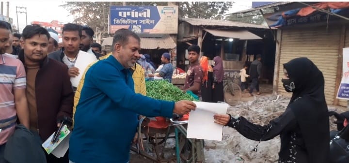 রামগঞ্জে বিএনপি নেতা হারুনুর রশীদের লিপলেট বিতরণ