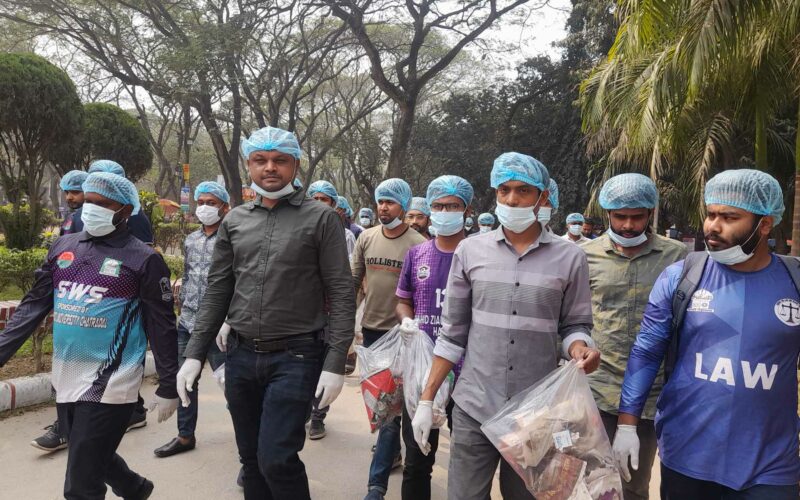 ক্যাম্পাস পরিচ্ছন্নতায় নামলেন ইবি ছাত্রদল 