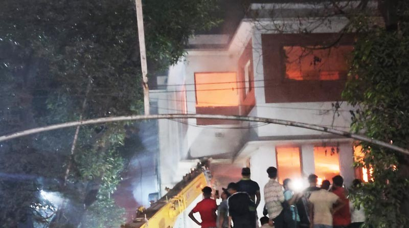ক্রেন দিয়ে ভাঙা হচ্ছে শেখ মুজিবের বাড়ি