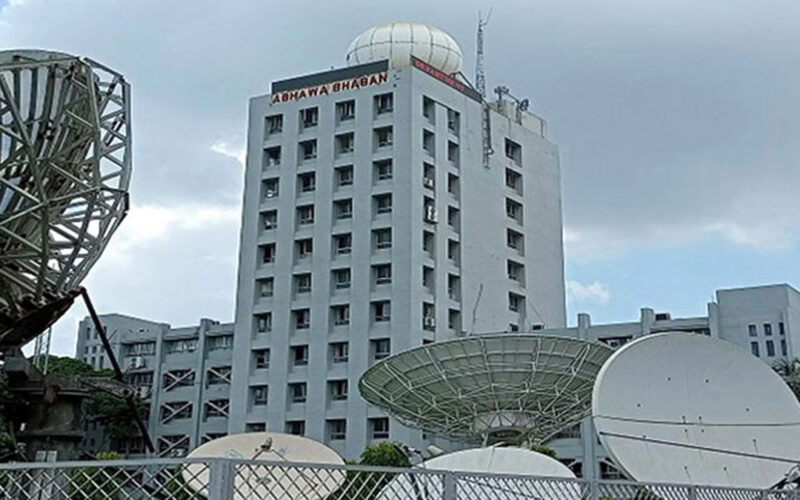 রাতে ১১ জেলায় ঝড়ের আভাস, নদীবন্দরে সতর্কতা