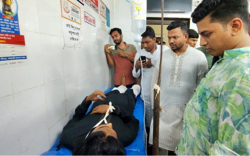 রামগঞ্জে সরকারি হাসপাতালে সন্ত্রাসী হামলা সাংবাদিক সহ আহত ১০, গ্রেপ্তার ৩