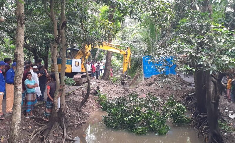 রামগঞ্জে সরকারি খালের অবৈধ বাঁধ অপসারণে অভিযান