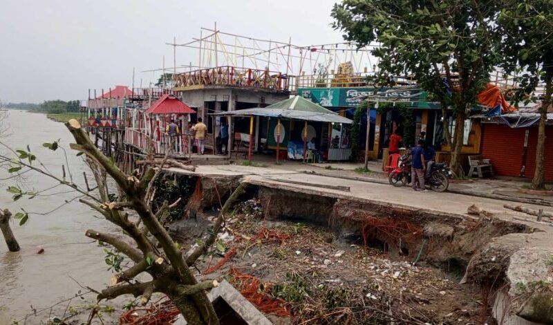 রায়পুরে নদীগর্ভে ডুবে যাচ্ছে আলতাফ মাস্টার ঘাট