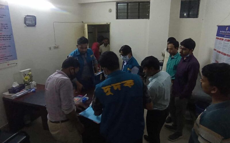 ছদ্মবেশে কমলনগর উপজেলা স্বাস্থ্য কমপ্লেক্সে দুদকের অভিযান 