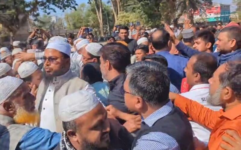 রামগঞ্জে নির্বাচনী টকশোতে প্রশ্ন করায় চরমোনাই সমর্থকের জুতা প্রদর্শন, হাতাহাতি-উত্তেজনা