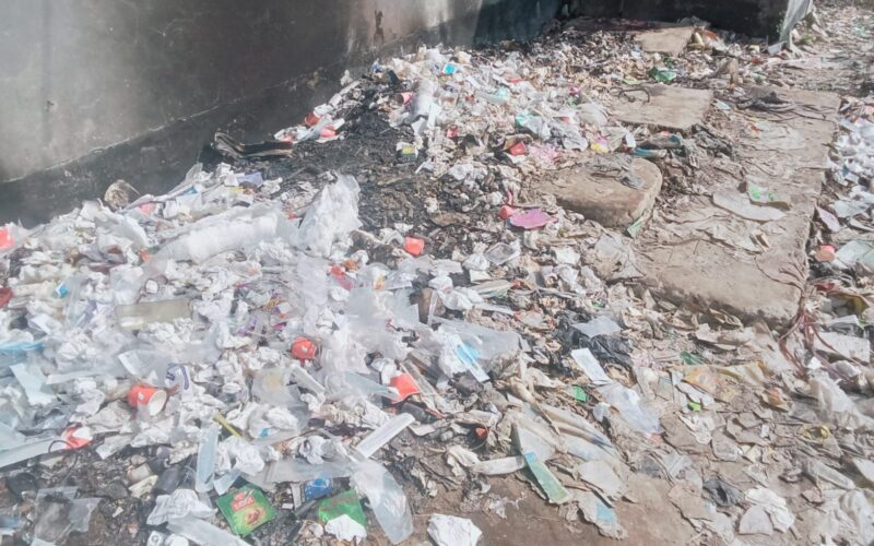 হাজিরহাট মডেল সরকারি প্রাথমিক বিদ্যালয়ের পাশে ক্লিনিক্যাল বর্জ্যের স্তূপ: স্বাস্থ্যঝুঁকিতে কোমলমতি শিক্ষার্থীরা