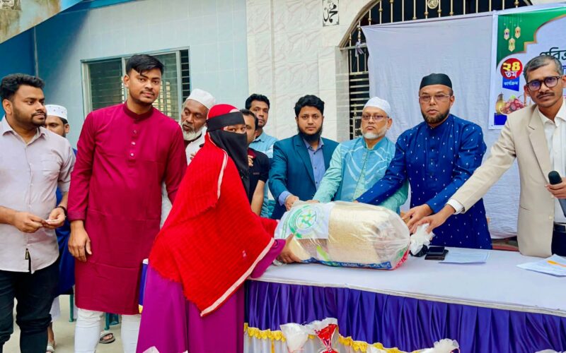 রমজানে অসহায়দের পাশে রায়পুর যুব সংগঠন