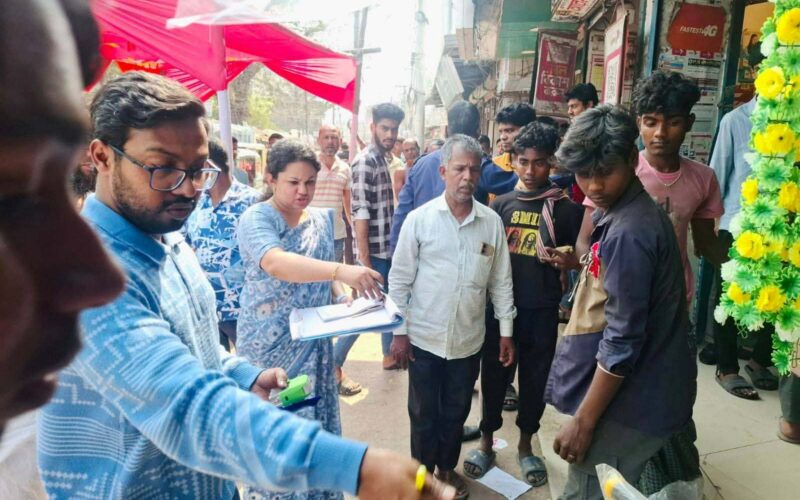 রায়পুরে ফুটপাত দখলমুক্ত করলো প্রশাসন, জরিমানা ২৪ হাজার টাকা