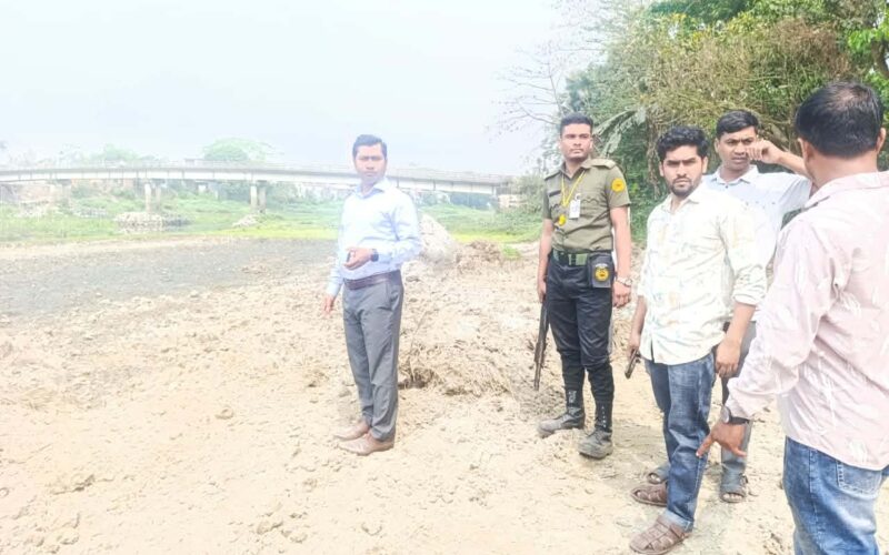 নরসিংদীতে ব্রহ্মপুত্র নদে অবৈধ বালু ও মাটি কাটার দায়ে ভেক্যু ও ২ ট্রলি জব্দ