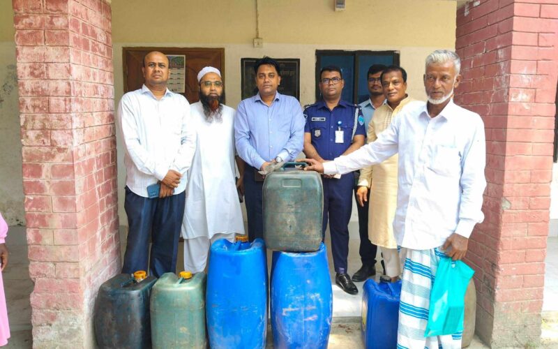 রায়পুরে জব্দকৃত জ্বালানি তেল কৃষকদের মাঝে বিক্রি