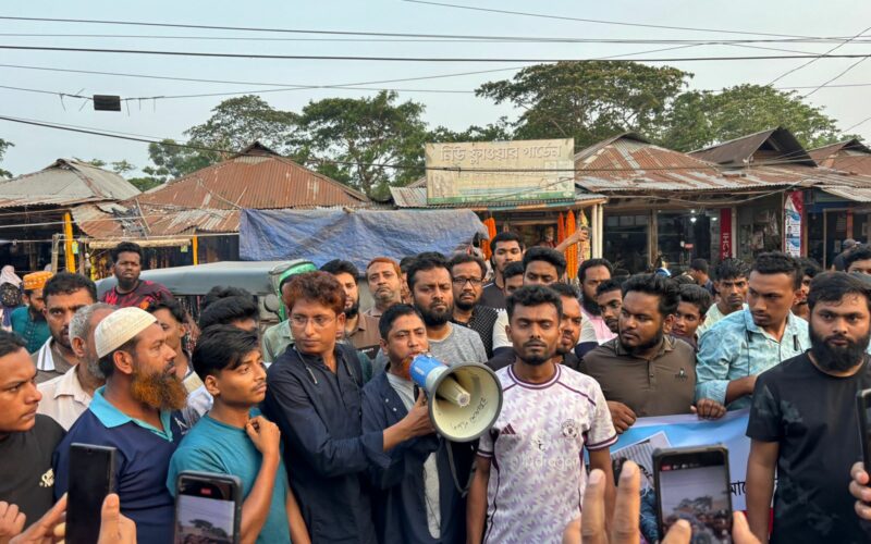চন্দ্রগঞ্জ নিউমার্কেটে ব্যবসায়ীদের মধ্যে সংঘর্ষে মানববন্ধন।