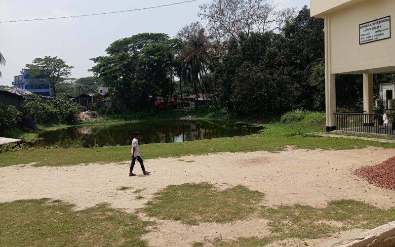 ৯১ বছরেও খেলার মাঠ নেই কমলনগরের কে.এম. প্রাথমিক বিদ্যালয়ে