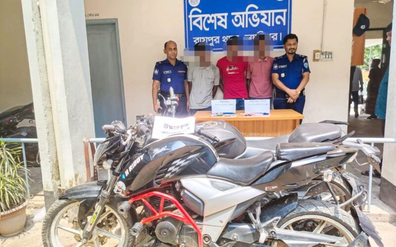 রায়পুরে ৫৫০ পিস ইয়াবাসহ আটক ৩