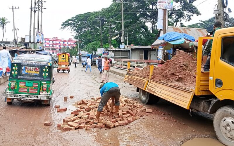 রামগঞ্জের প্রধান সড়ক ১০লাখ মানুষের গলার কাঁটা