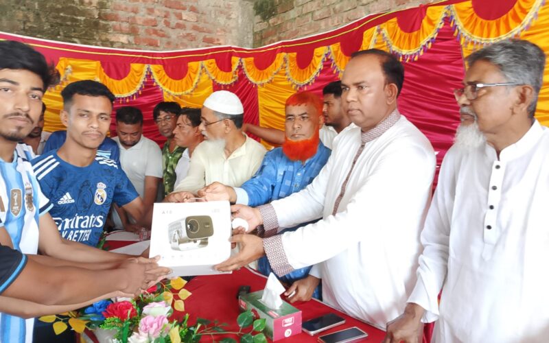 রামগঞ্জে বিশ্বকাপের আনন্দ ছড়িয়ে দিতে বিএনপি নেতার অর্ধশতাধিক প্রজেক্টর, এলইডি টিভি বিতরণ
