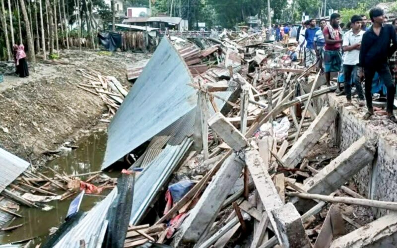 রায়পুরে খাল উদ্ধার অভিযান: ৬১ স্থাপনা উচ্ছেদ