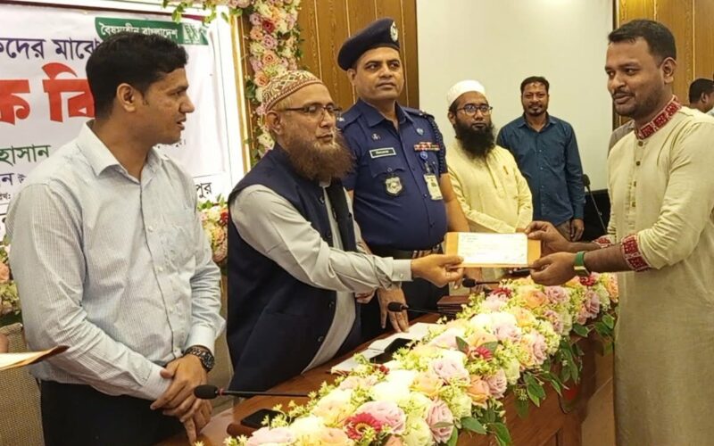 রামগঞ্জে হুইল চেয়ার শিক্ষা উপকরন যুবঋণের চেক ও কৃষি যন্ত্রপাতি বিতরণ করলেন ডিসি
