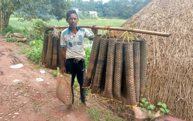 কুঁচিয়া শিকার করেই যাদের জীবিকা নির্বাহ