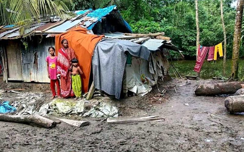 চার মেয়েকে নিয়ে খোলা আকাশের নিচে রোকসানা