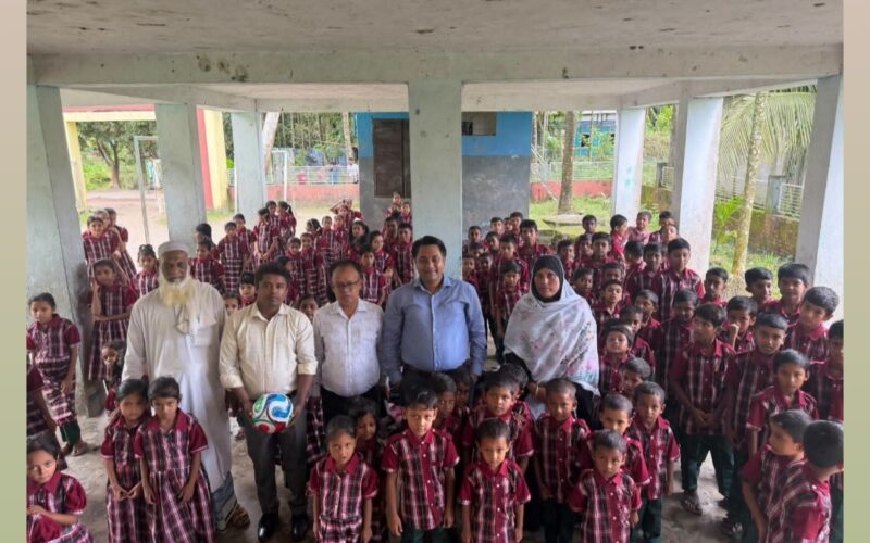 রায়পুরের চরাঞ্চলের প্রাথমিক বিদ্যালয়ে ড্রেস ও ক্রীড়া সামগ্রী বিতরণ