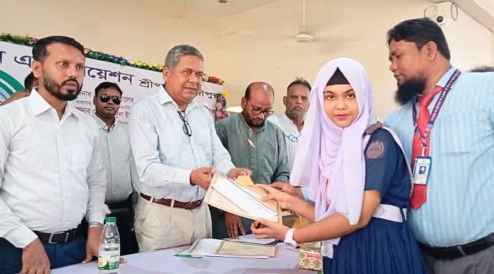 শ্রীপুরে কৃতি শিক্ষার্থীদের বৃত্তি প্রদান ও সনদ বিতরণ
