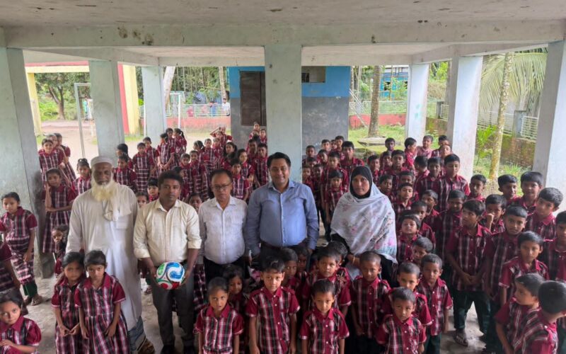 রায়পুরের চরাঞ্চলের প্রাথমিক বিদ্যালয়ে ড্রেস ও ক্রীড়া সামগ্রী বিতরণ