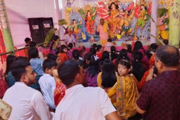 মহাষ্টমীর পুষ্পাঞ্জলিতে মাতোয়ারা তজুমদ্দিন, ঢাকের তালে মেতেছে পূজা মণ্ডপ।