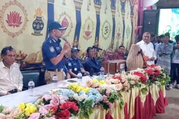 শ্রীপুর বাজার পূজামণ্ডপ পরিদর্শন করলেন এসপি জসীম উদ্দিন